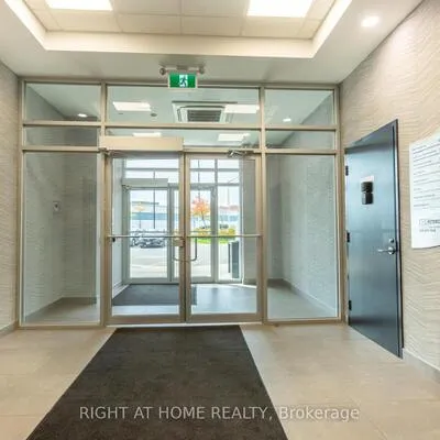 1670, North Service, 1014 - QE Queen Elizabeth, Oakville