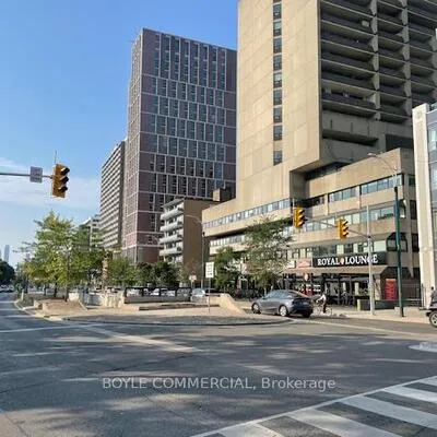 720,&nbsp;Spadina, University, Toronto