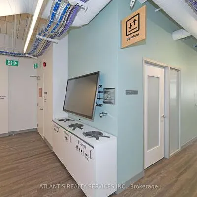 243,&nbsp;College, Kensington-Chinatown, Toronto