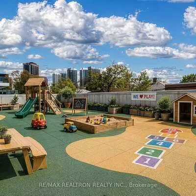 685,&nbsp;Sheppard, Bayview Village, Toronto