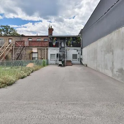 478,&nbsp;Cosburn, East York, Toronto