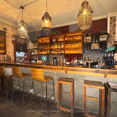 942,&nbsp;Queen, Trinity-Bellwoods, Toronto