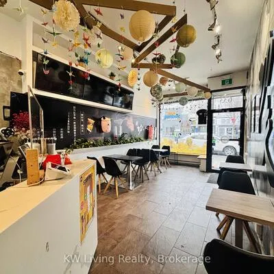 633,&nbsp;Bloor, Palmerston-Little Italy, Toronto