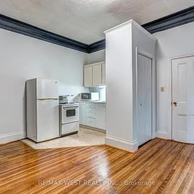 125,&nbsp;Madison, Annex, Toronto