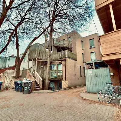 1061,&nbsp;Bathurst, Annex, Toronto
