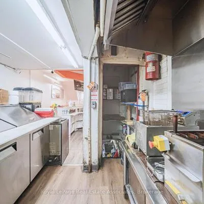 582,&nbsp;Yonge, Bay Street Corridor, Toronto