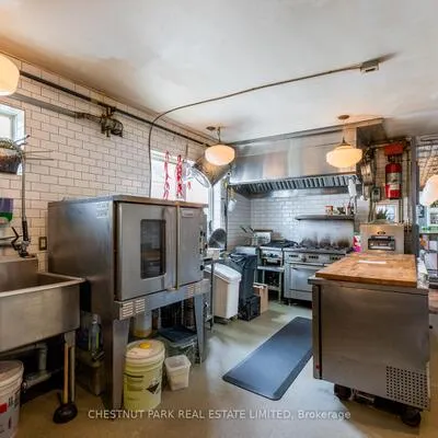 923,&nbsp;Dundas, Trinity-Bellwoods, Toronto