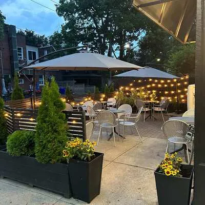 2377,&nbsp;QUEEN, The Beaches, Toronto