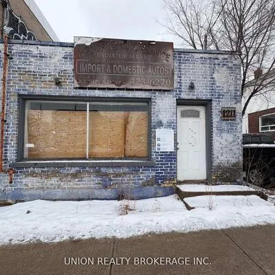 1211,&nbsp;Woodbine, Woodbine-Lumsden, Toronto