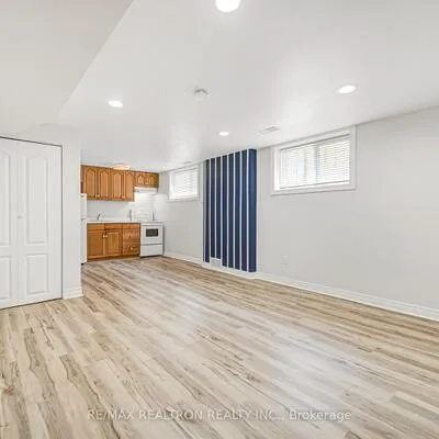 454,&nbsp;Donlands, East York, Toronto
