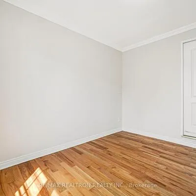 454,&nbsp;Donlands, East York, Toronto