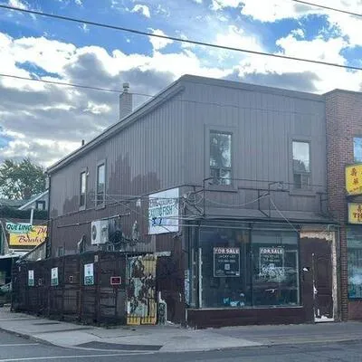 Commercial for sale, 673, Gerrard, South Riverdale, Toronto