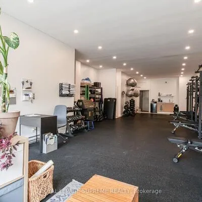 1671,&nbsp;St Clair, Weston-Pellam Park, Toronto