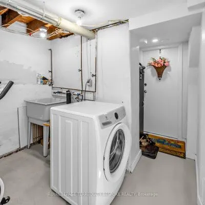 61,&nbsp;Chelsea, High Park North, Toronto