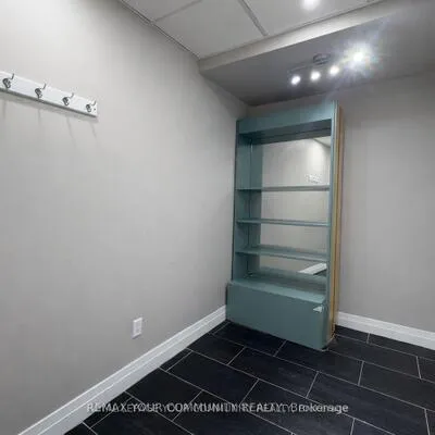 136, Winges, Pine Valley Business Park, Vaughan