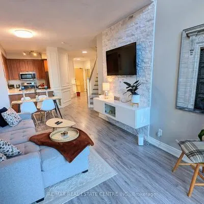 220,&nbsp;Burnhamthorpe, City Centre, Mississauga