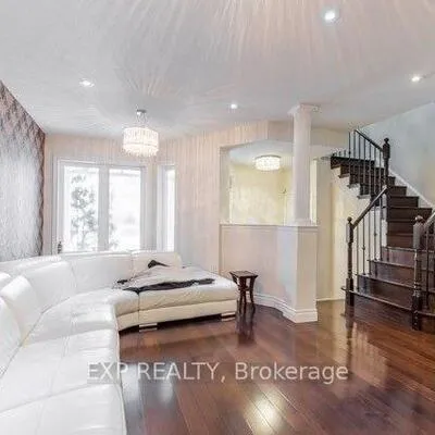 833,&nbsp;Scollard, East Credit, Mississauga
