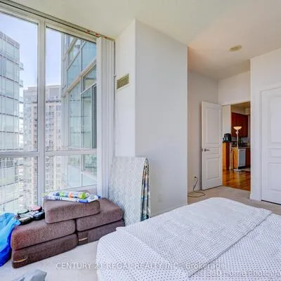 220,&nbsp;Burnhamthorpe, City Centre, Mississauga
