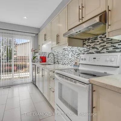 725,&nbsp;Vermouth, Mississauga Valleys, Mississauga