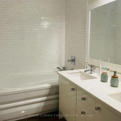 225,&nbsp;Webb, City Centre, Mississauga
