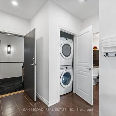 570,&nbsp;Lolita, Mississauga Valleys, Mississauga