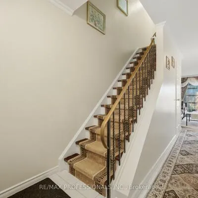 2440,&nbsp;Bromsgrove, Clarkson, Mississauga