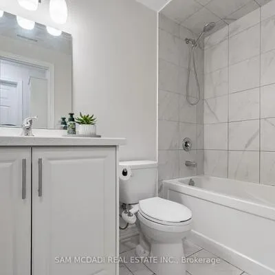 215,&nbsp;Broadway, Streetsville, Mississauga