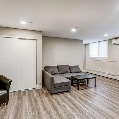 1100,&nbsp;Caven, Lakeview, Mississauga