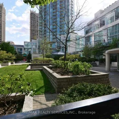 220,&nbsp;Burnhamthorpe, City Centre, Mississauga