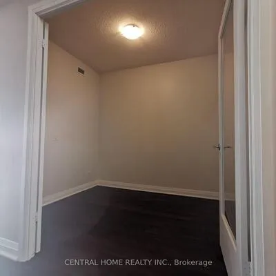 1055,&nbsp;Southdown, Clarkson, Mississauga