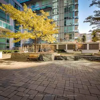 220,&nbsp;Burnhamthorpe, City Centre, Mississauga