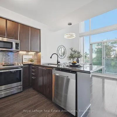 220,&nbsp;Burnhamthorpe, City Centre, Mississauga
