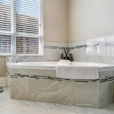 35,&nbsp;Kingsbridge Garden, Hurontario, Mississauga