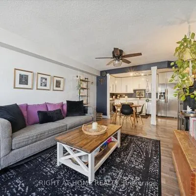 260,&nbsp;Davis, Central Newmarket, Newmarket