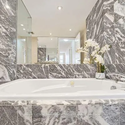 221,&nbsp;Robinson, 1013 - OO Old Oakville, Oakville