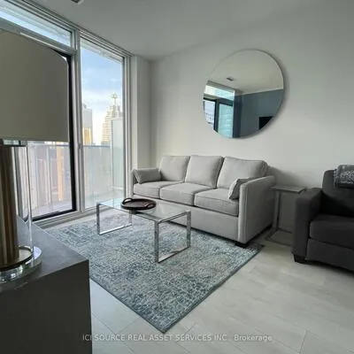 100,&nbsp;Harbour, Waterfront Communities C1, Toronto