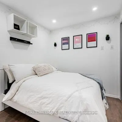 783,&nbsp;Bathurst, University, Toronto