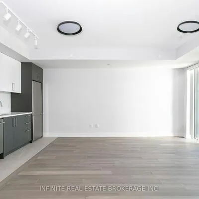 664,&nbsp;Spadina, University, Toronto