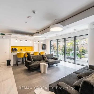 203,&nbsp;College, Kensington-Chinatown, Toronto