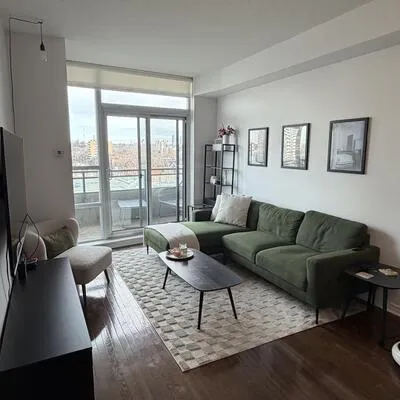 736, Spadina, University, Toronto