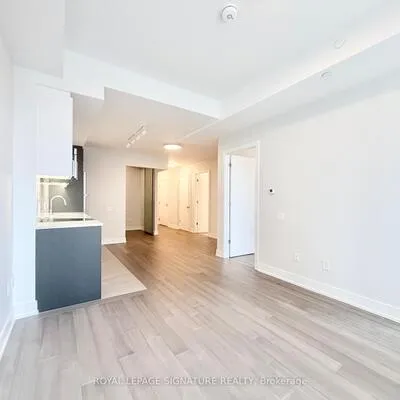 664,&nbsp;Spadina, University, Toronto