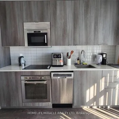 101,&nbsp;Erskine, Mount Pleasant West, Toronto