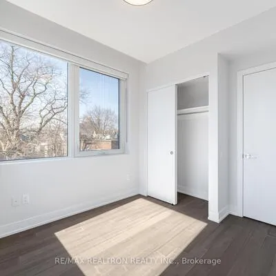664,&nbsp;Spadina, University, Toronto