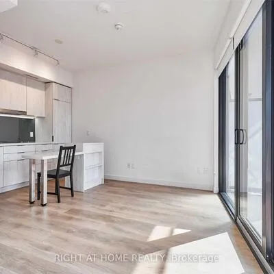 215,&nbsp;Queen, Waterfront Communities C1, Toronto