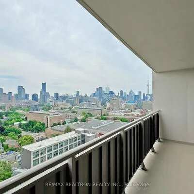 666,&nbsp;Spadina, University, Toronto