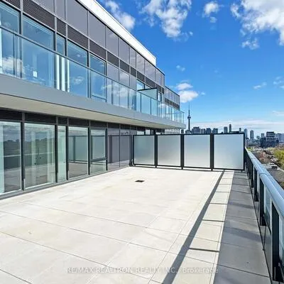 664,&nbsp;Spadina, University, Toronto
