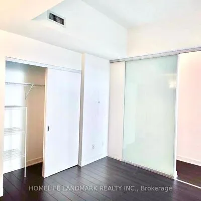 210,&nbsp;Simcoe, Kensington-Chinatown, Toronto