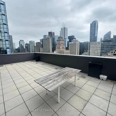 210,&nbsp;Simcoe, Kensington-Chinatown, Toronto