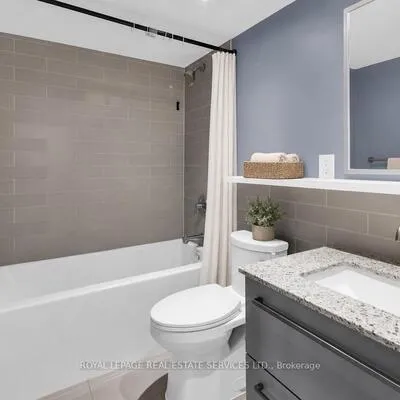 120,&nbsp;Varna, Englemount-Lawrence, Toronto