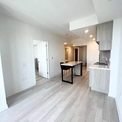 39,&nbsp;Roehampton, Mount Pleasant West, Toronto